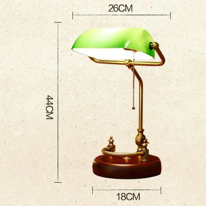 Klassisk vintage bankirlampa med E27-sockel och glasskärm. Perfekt som skrivbordsbelysning för sovrum, arbetsrum eller hemmet. Passar utmärkt för läsning och ger en stilfull touch. Kompatibel med spänning från 90V-240V